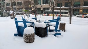 Mobilier enneigé à la halte-chaleur de place de l'Université-du-Québec