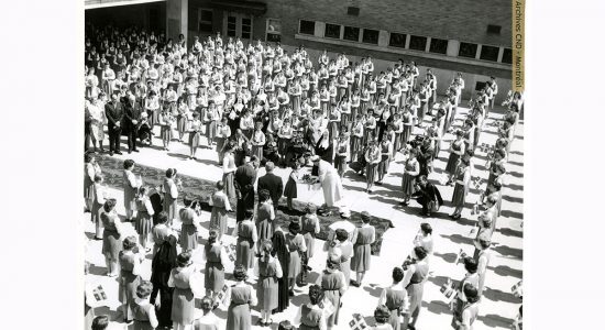La visite de la reine Elizabeth II à l’école secondaire Marguerite-Bourgeoys en juin 1959 - Carole Beausoleil