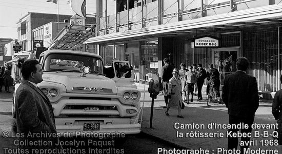 Montcalm dans les années 1960 : camion d'incendie devant le resto Kébec Bar-B-Q - Jean Cazes