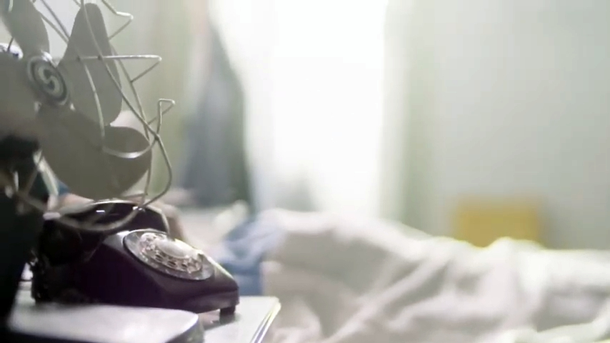 Image de la bande annonce de Scalpel, une chambre d'hôpital avec une table de chevet et un téléphone à l'avant-plan