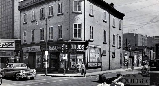 Saint-Roch dans les années 1950 : coin Dorchester et Saint-Joseph, une tabagie - Jean Cazes